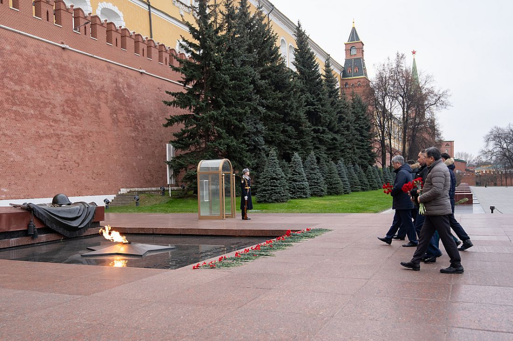 Глава Бурятии возложил цветы к могиле Неизвестного Солдата в День героев Отечества Глава Бурятии возложил цветы к могиле Неизвестного Солдата в День героев Отечества