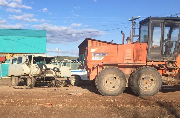В Бурятии бесправный водитель УАЗа врезался в автогрейдер В Бурятии бесправный водитель УАЗа врезался в автогрейдер