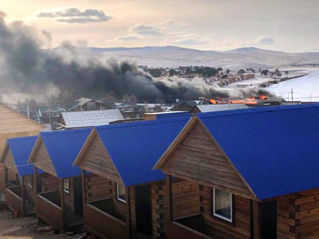 Сильный пожар бушует близ турбазы на Ольхоне Сильный пожар бушует близ турбазы на Ольхоне