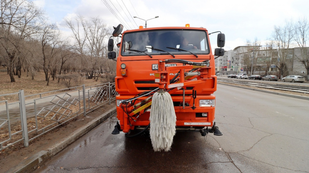 Как в Улан-Удэ моют остановки и ограждения Как в Улан-Удэ моют остановки и ограждения