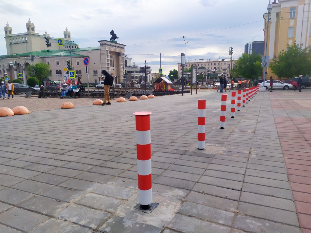 Столбики на пружине: на площади Советов обновили оснащение парковки Столбики на пружине: на площади Советов обновили оснащение парковки