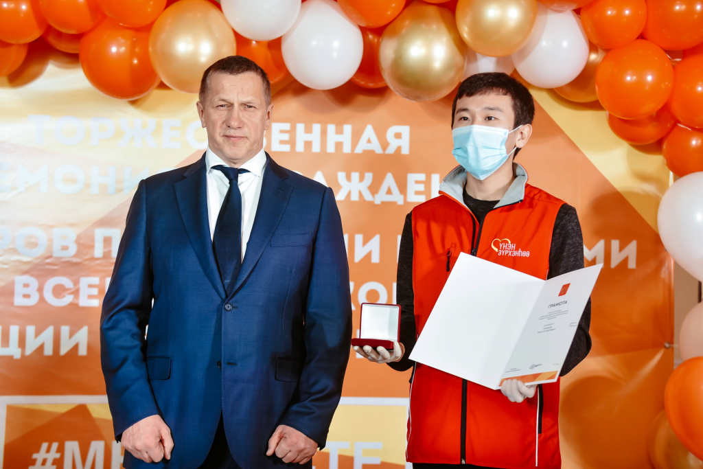 Юрий Трутнев наградил волонтеров Бурятии медалями Президента России Юрий Трутнев наградил волонтеров Бурятии медалями Президента России