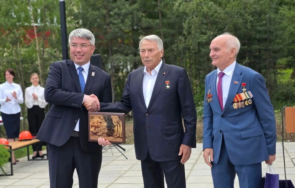В Северобайкальске открыт памятник строителям БАМа В Северобайкальске открыт памятник строителям БАМа