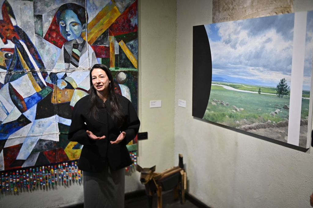 В Улан–Удэ открылась бесплатная выставка арт–резиденции «Элhэн» о Бурятии и Байкале В Улан–Удэ открылась бесплатная выставка арт–резиденции «Элhэн» о Бурятии и Байкале