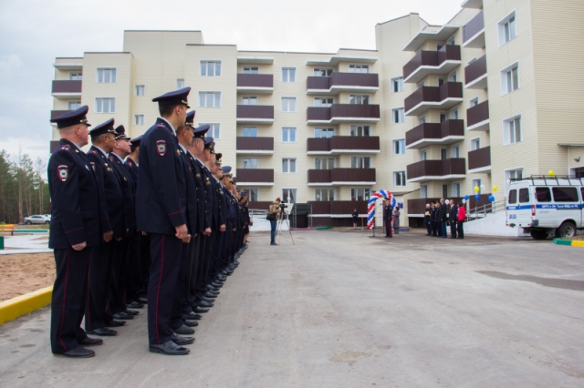 Полицейским и ветеранам ОВД Бурятии вручили ключи от новых квартир в Улан-Удэ Полицейским и ветеранам ОВД Бурятии вручили ключи от новых квартир в Улан-Удэ
