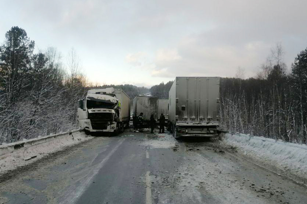 В Бурятии на трассе столкнулись четыре фуры и «Мазда» В Бурятии на трассе столкнулись четыре фуры и «Мазда»