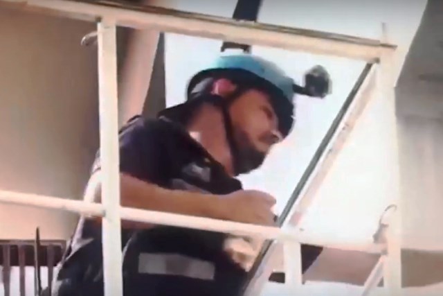 В Улан-Удэ спасатели через окно кормили запертых в квартире детей ► В Улан-Удэ спасатели через окно кормили запертых в квартире детей ►