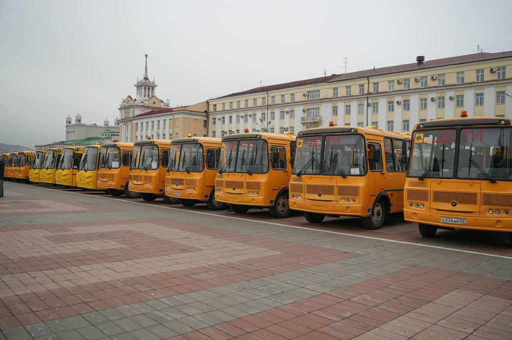 Школам Бурятии был передан 31 новый автобус Школам Бурятии был передан 31 новый автобус