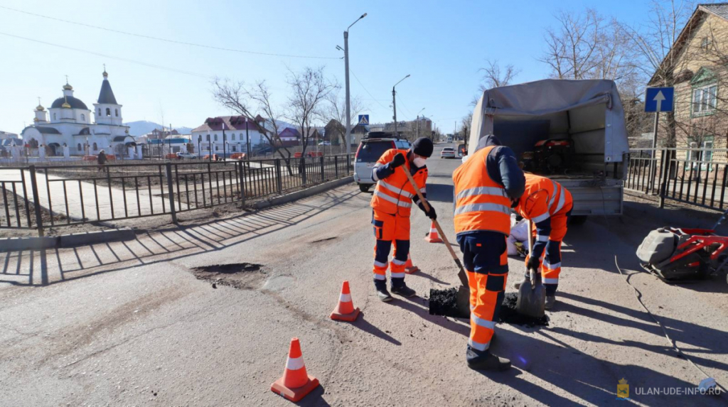 В Улан-Удэ приступили к ямочному ремонту дорог горячим асфальтом В Улан-Удэ приступили к ямочному ремонту дорог горячим асфальтом