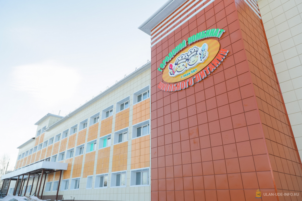 В городском комбинате школьного питания подключают розетки и светильники В городском комбинате школьного питания подключают розетки и светильники