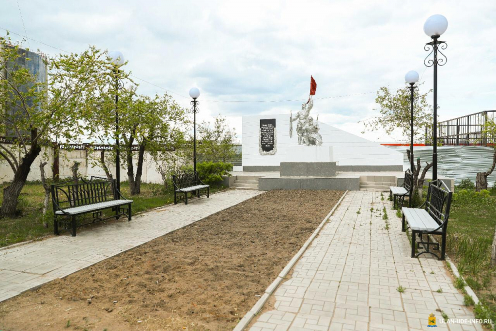 В центре Улан-Удэ облагородили памятник по просьбам жителей В центре Улан-Удэ облагородили памятник по просьбам жителей
