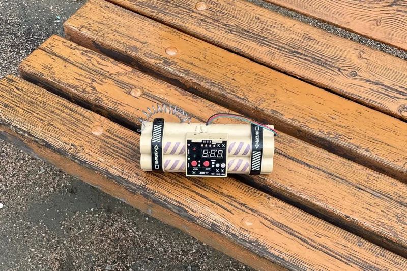 Брошенная игрушка в виде динамита на скамейке всполошила посетителей парка в Улан–Удэ Брошенная игрушка в виде динамита на скамейке всполошила посетителей парка в Улан–Удэ