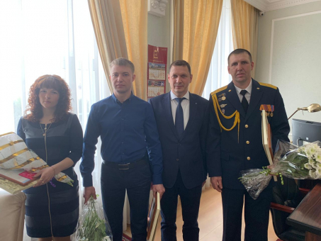 Игорь Шутенков наградил улан-удэнцев, спасших детей при пожаре Игорь Шутенков наградил улан-удэнцев, спасших детей при пожаре