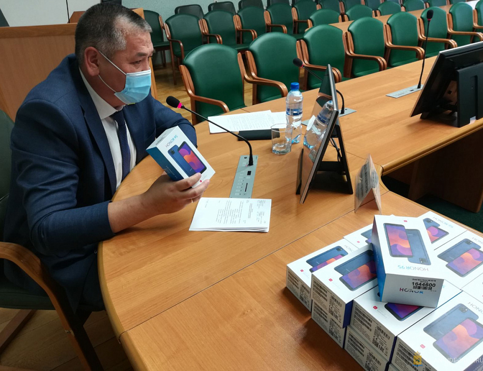 Депутаты Улан-Удэнского горсовета закупили смартфоны для поликлиник Депутаты Улан-Удэнского горсовета закупили смартфоны для поликлиник