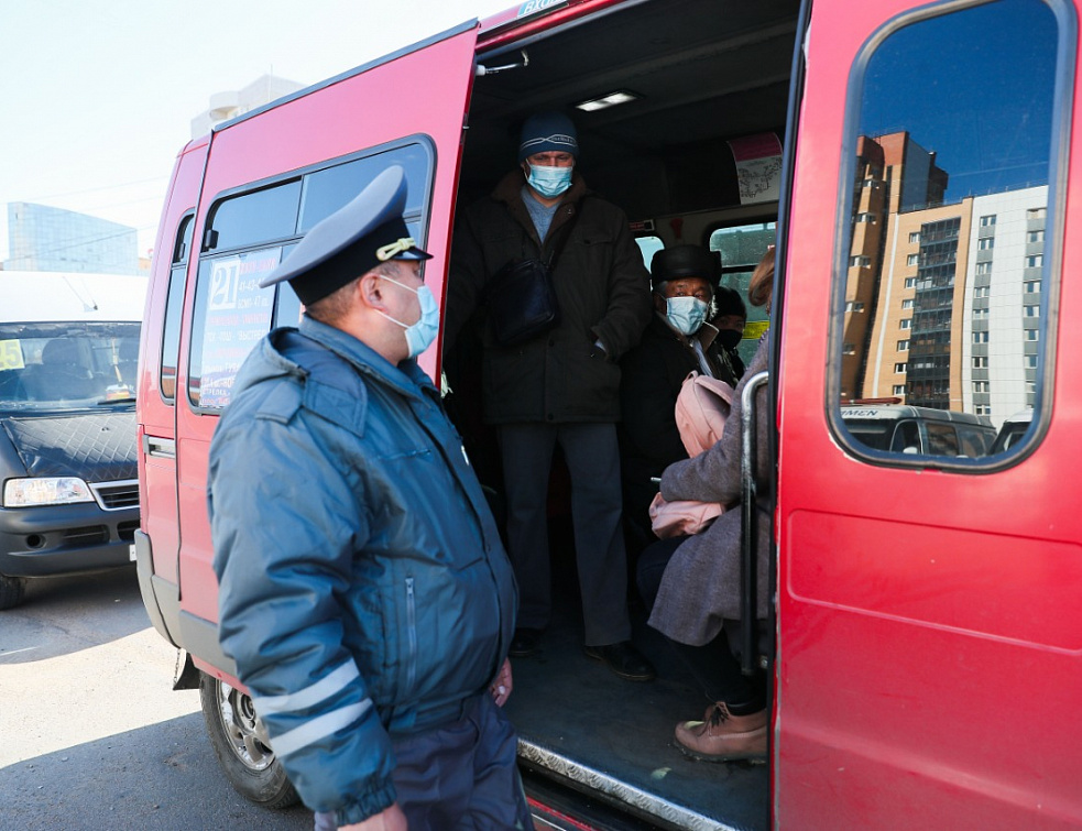Пассажиров общественного транспорта в Улан-Удэ проверяют на наличие масок Пассажиров общественного транспорта в Улан-Удэ проверяют на наличие масок
