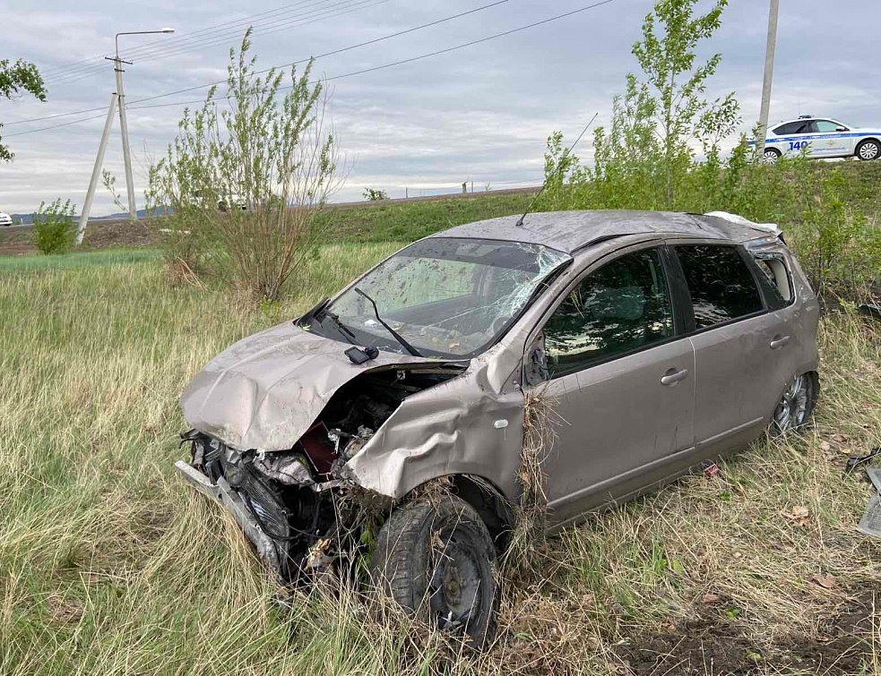 Молодая девушка пострадала в аварии, врезавшись в дерево Молодая девушка пострадала в аварии, врезавшись в дерево