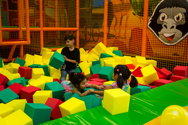 Открылся в меге детская игровая площадка. Открылся в меге детская игровая площадка. Ковбой парк улан удэ. Мегатитан ковбой парк. Ковбой парк детский игровой центр улан-удэ.