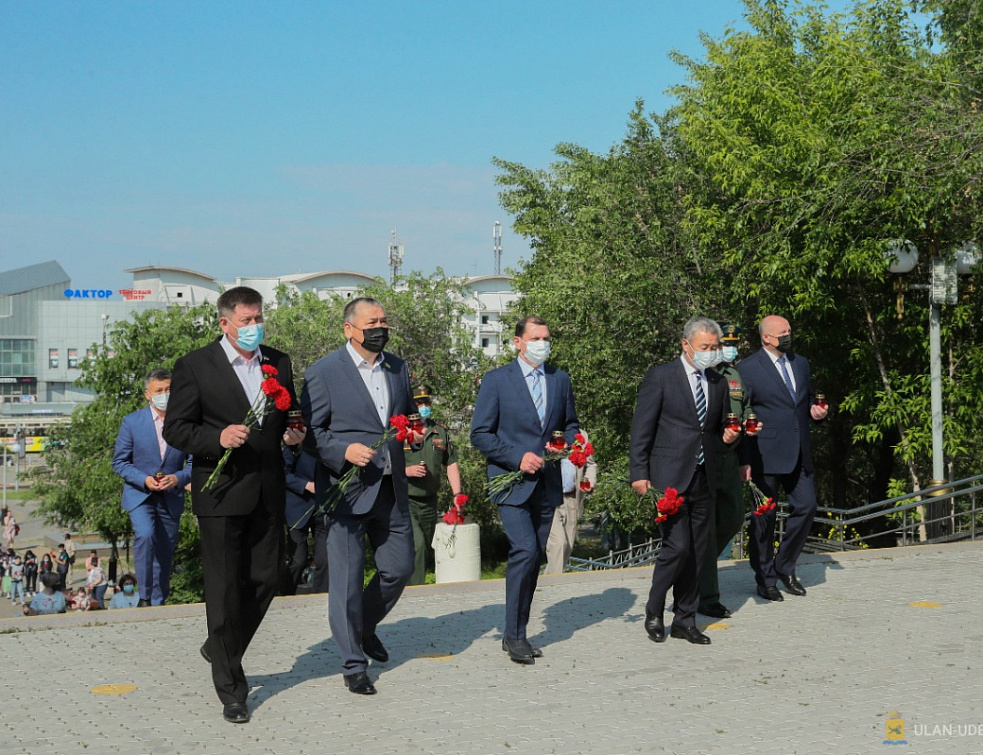На Мемориале Победы зажгли свечи памяти На Мемориале Победы зажгли свечи памяти