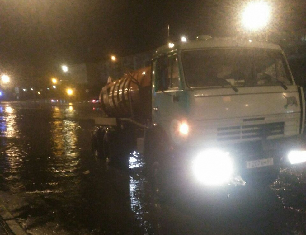 В Улан-Удэ всю ночь шли работы по устранению последствий ливня В Улан-Удэ всю ночь шли работы по устранению последствий ливня