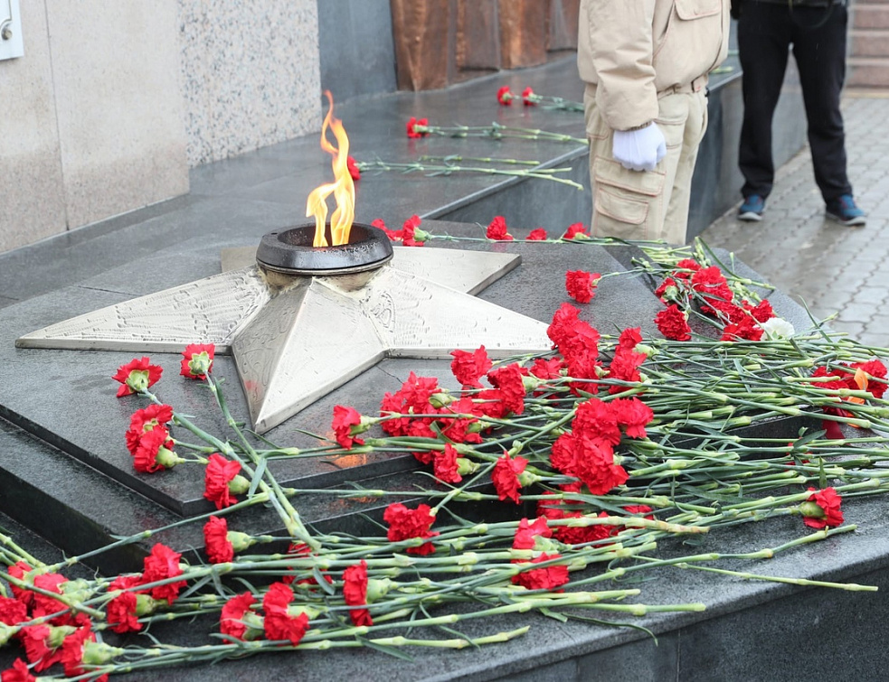 В Улан-Удэ возложили цветы к Вечному огню В Улан-Удэ возложили цветы к Вечному огню