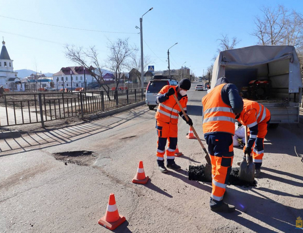 В Улан-Удэ приступили к ямочному ремонту дорог горячим асфальтом В Улан-Удэ приступили к ямочному ремонту дорог горячим асфальтом