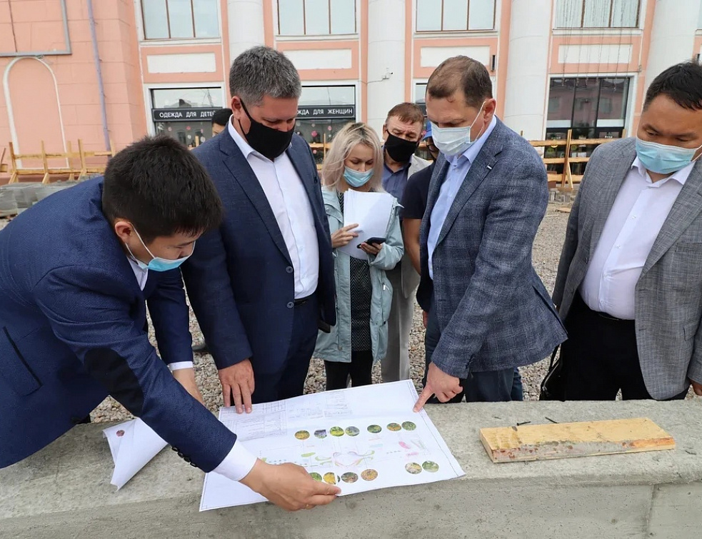На площади Революции приступили к укладке плитки На площади Революции приступили к укладке плитки