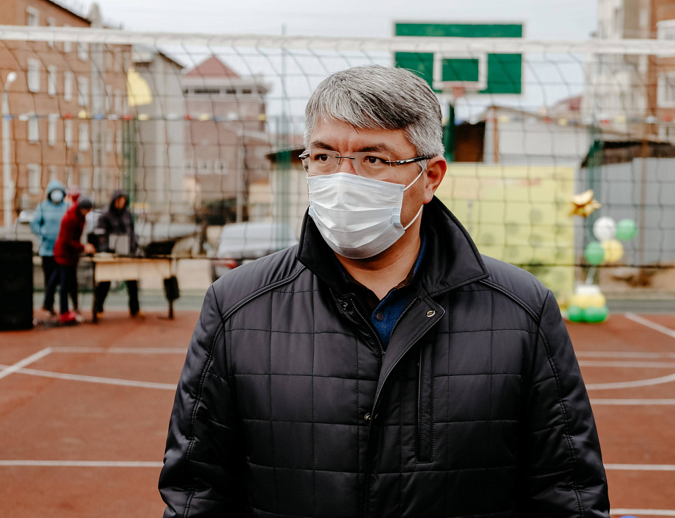 Глава Бурятии потребовал переделать покрытие одной из новых спортивных площадок в Улан-Удэ Глава Бурятии потребовал переделать покрытие одной из новых спортивных площадок в Улан-Удэ