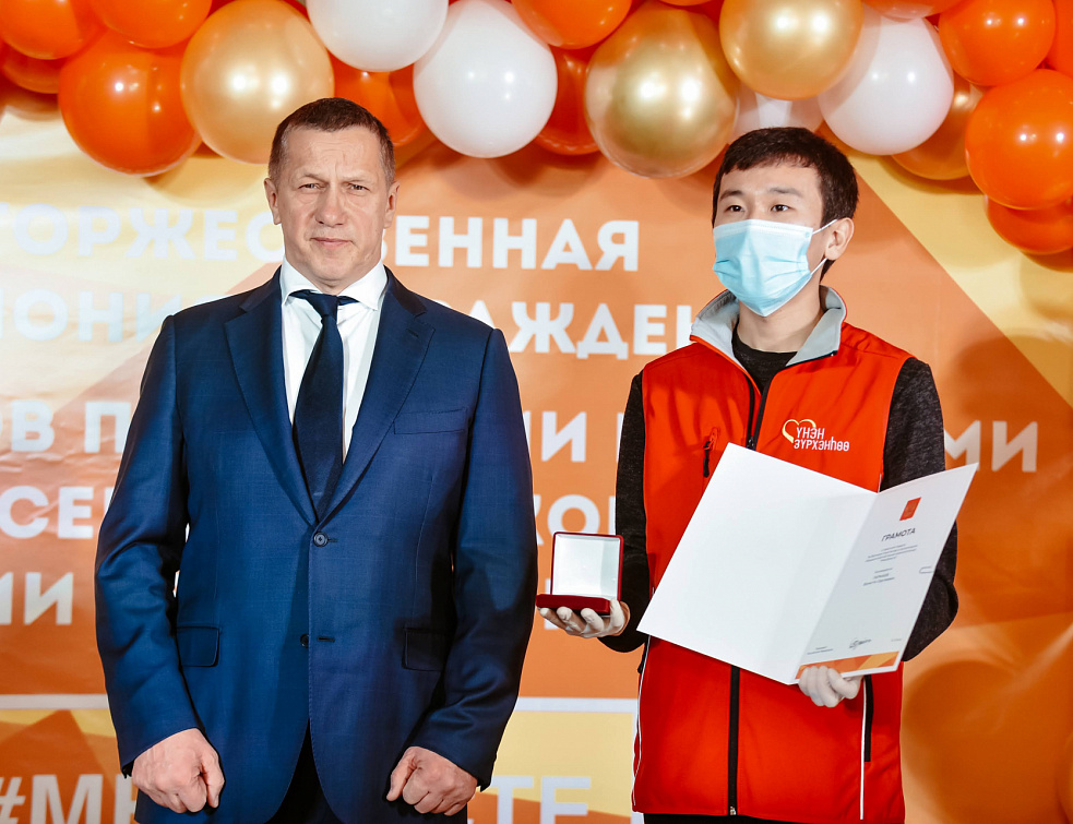 Юрий Трутнев наградил волонтеров Бурятии медалями Президента России Юрий Трутнев наградил волонтеров Бурятии медалями Президента России