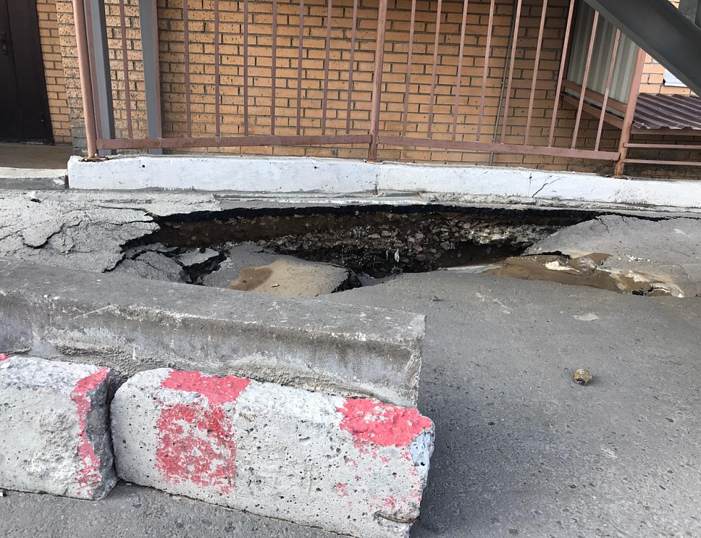 Затоплен подвал и парковка: В центре Улан-Удэ из-за прорыва трубы обрушился асфальт Затоплен подвал и парковка: В центре Улан-Удэ из-за прорыва трубы обрушился асфальт