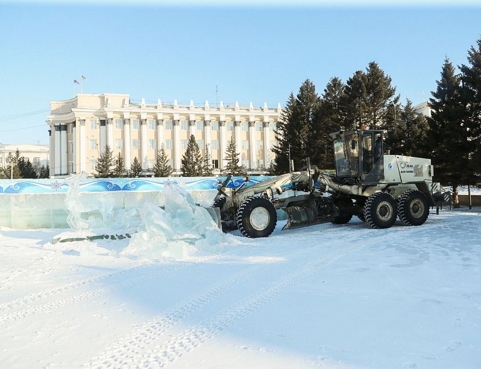 На площади Советов начали демонтаж ледовых фигур На площади Советов начали демонтаж ледовых фигур