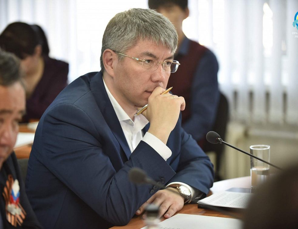 Главу Бурятии научили класть асфальт Главу Бурятии научили класть асфальт