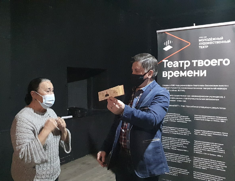 Артисты Молодёжного театра Улан-Удэ пополнили ряды членов Союза театральных деятелей РФ и получили награды Артисты Молодёжного театра Улан-Удэ пополнили ряды членов Союза театральных деятелей РФ и получили награды